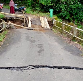 Curah Hujan Tinggi, Jembatan Penghubung Antar Desa di Sinjai Terputus