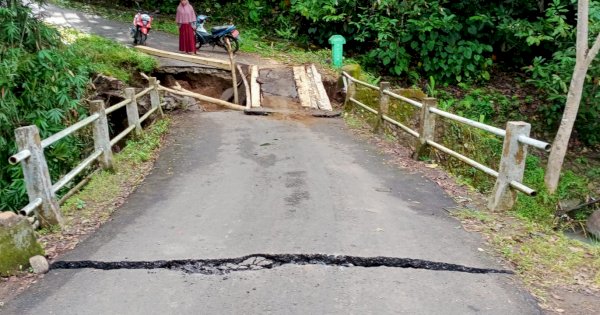 Curah Hujan Tinggi, Jembatan Penghubung Antar Desa di Sinjai Terputus