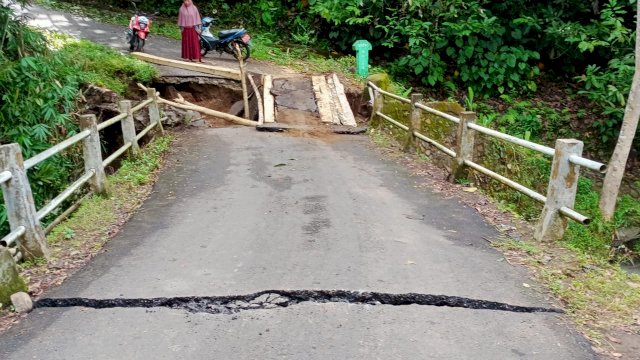 Kondisi Jembatan Penghubung antara Desa Massaile, Desa Samaturue dan Desa Aska di Kecamatan Tellulimpoe, Kabupaten Sinjai, Sulawesi Selatan, yang terputus pada Senin (14/02/2022). (Foto. Imran, warga Kecamatan Tellulimpoe)