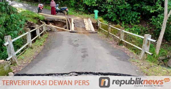 Curah Hujan Tinggi Jembatan Penghubung Antar Desa Di Sinjai Terputus 