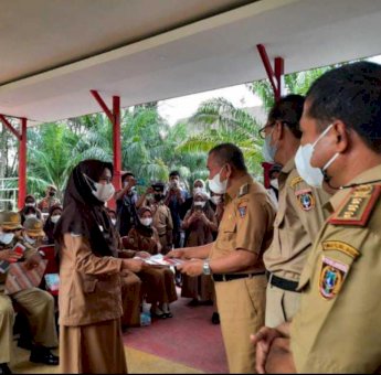 Bupati Polewali Mandar Serahkan 39 SK Untuk Guru Berstatus P3K