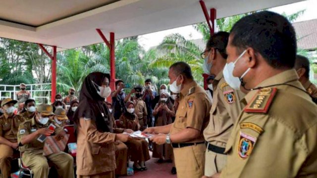 Bupati Polman Andi Ibrahim Masdar Menyerahkan Langsung SK Kepada 39 Guru Berstatus P3K