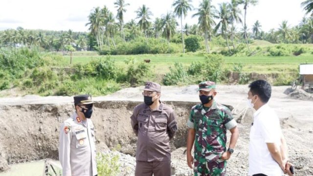 Kapolres, Dandim, dan Kajari Bulukumba melakukan penutupan tambang pasir Ilegal di wilayah kecamatan Ujung Loe, kabupaten Bulukumba, Senin (14/02/2022). (Foto. Humas Polres Bulukumba)