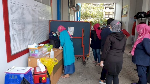 Suasana Test Antigen di Markas PMI Jalan Kandea Kota Makassar, Senin (14/02/2022). (Foto. Aswar/Staf PMI Kota Makassar)