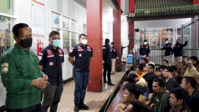 Divisi Pemasyarakatan Kementerian Hukum dan Ham Kaltim menggeledah Blok Hunian Napi Rutan Samarinda, Senin (14/02/2022) malam. (Istimewa)