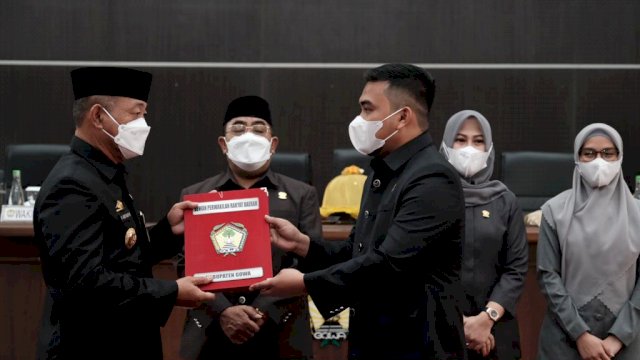 Wakil Bupati Gowa Abdul Rauf Malaganni, saat menerima Draf Peraturan Daerah Tentang Retribusi Persetujuan Bangunan Gedung (PBG), di Ruang Rapat Paripurna DPRD Kabupaten Gowa, Senin (14/02/2022). (Istimewa)