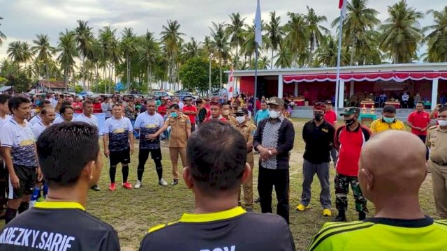 Bupati Buteng H. Samahuddin, SE saat menghadiri penutupan turnamen Napa Cup U-35 dan U-40, Selasa (15/02/2022).