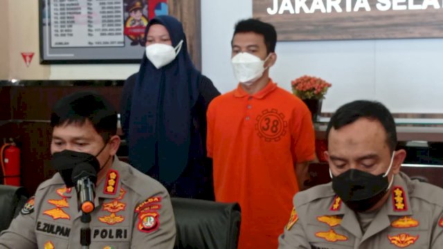Tersangka pelaku kekerasan seksual terhadap anak dibawah umur berinisial S saat dihadirkan pada press conference di Mapolres Jakarta Selatan, Selasa (15/2/2022). (Foto: Wahyu Widodo/republiknews.co.id)
