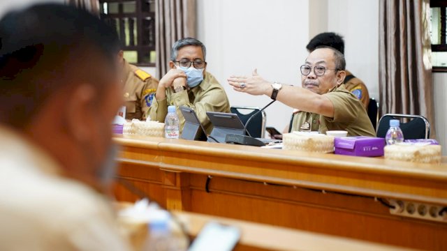 Asisten III Bidang Administrasi Provinsi Sulawesi Selatan Tautoto Tana Ranggina, saat memimoin Rapat Pertemuan, Selasa (15/02/2021). (Istimewa)