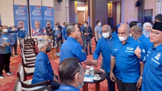 Ketua Umum Partai Amanat Nasional (PAN) Zulkifli Hasan, menyalami Usman G Wanimbo (UGW) saat menghadiri Rapat Koordinasi Nasional KPPN Tahun 2022 di Aston Hotel And Convention Jakarta, Selasa (15/02/2022). (Foto. Andi Rizaldi)