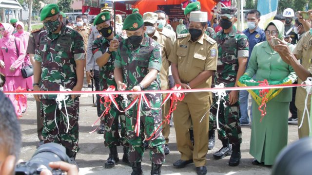 Pangdam XIV Hasanuddin, Mayjen Andi Muhammad didampingi jajaran Forkopimda Kabupaten Soppeng menggunting pita peresmian Rumah Dinas di Koramil Donri-donri, Selasa (15/2/2022). (Foto: Yusuf/republiknews.co.id)