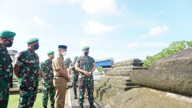 Wakil Bupati Gowa, Abd Rauf Malaganni saat mendampingi Kasdam XIV Hasanuddin melakukan ziarah ke Makam Sultan Hasanuddin di Kelurahan Katangka, Kecamatan Somba Opu, Selasa (15/2/2022). (Foto: Humas Pemkab Gowa)