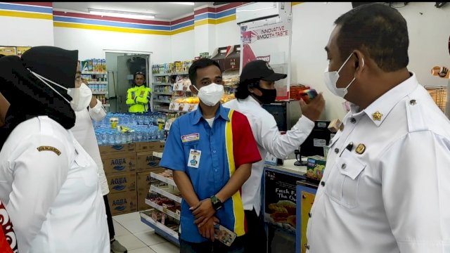 Dinas Perdagangan Kabupaten Mamuju melakukan Sidak Kelangkaan Minyak Goreng di di Mini Market, Rabu (16/02/2022). (Istimewa)