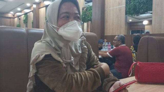Hj Susnawati, istri IF terduga pelaku kasus Narkoba, saat wawancara dengan awak media, Rabu (16/02/2022). (Ist)