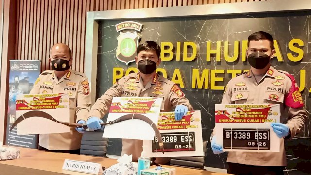 Barang bukti senjata tajam dan plat nomor kendaraan yang digunakan pelaku pembegalan anggota Brimob di Bekasi. (Foto: Wahyu Widodo/republiknews.co.id)