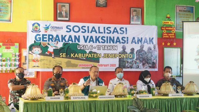 Sosialsasi Vaksinasi Covid-19 oleh jajaran Forkopimda Pemerintah Kabupaten Jeneponto di SDN Camba-camba, Kecamatan Batang, Rabub(16/02/2022). (Foto. Humas Pemkab Jeneponto)