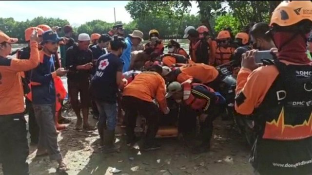 Tim SAR evakuasi mayat korban tenggelam di Maros, Kamis (17/02/2022). (Foto. Ahmad/Republiknews.co.id)