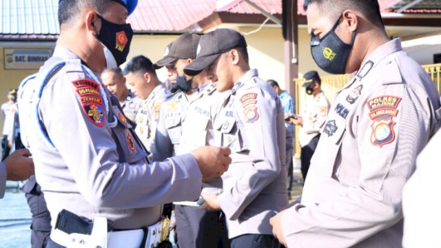 Bid Propam Polda Sulbar melakukan pemeriksaan kedisiplinan Anggota di Mapolres Majene, Kamis (17/02/2022). (Foto. Fathir/Republiknews.co.id)