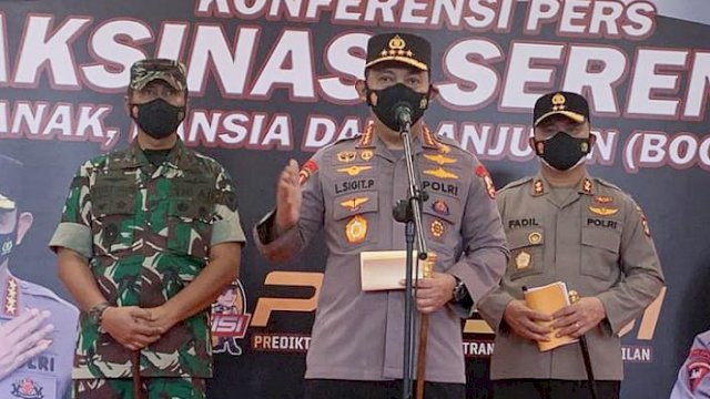 Kapolri Jenderal Listyo Sigit Prabowo memberikan keterangan dalam kegiatan vaksinasi Serentak di Jababeka Convention Centre, Cikarang, kabupaten Bekasi, Kamis (17/02/2022). (Foto. Humas Polri)