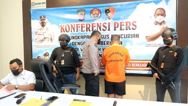 Tersangka AT Pelaku Pembbobolan ATM di 3 Kota di Kaltim Saat dihadirkan dalam konferensi press, di Ruang Konferensi Press Bidhumas Polda Kaltim, Kamis (17/02/2022).