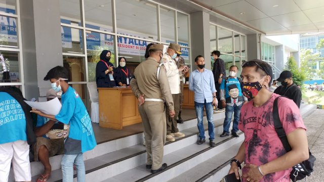 Satpol-PP Kaltim saat mendatangi kegiatan Deklarasi La Nyalla di GOR Sempaja Samarinda, Kalimantan Timur, Kamis (17/02/2022). (Kurniawan)