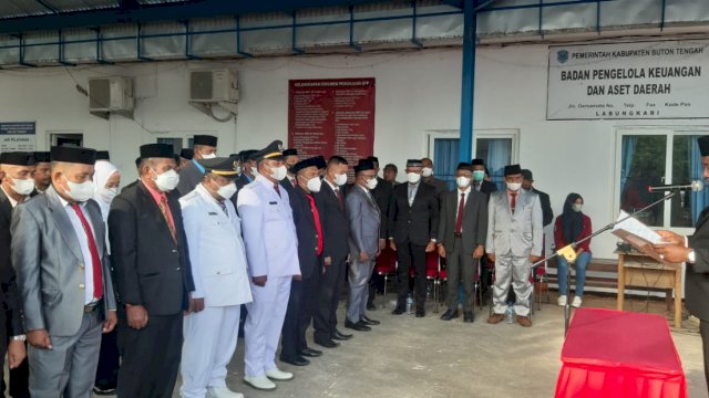 Bupati Buteng H. Samahuddin, SE saat melantik dan mengambil sumpah jabatan pejabat lingkup Pemda Buteng, Kamis (17/02/2022)