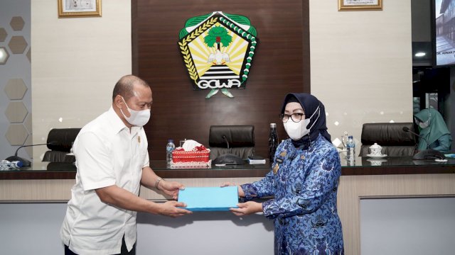 Ketua DPRD Kabupaten Wajo Andi Muhammad Alauddin Palaguna, menerima draf pengelolaan Perusahaan Daerah dari Penjabat (Pj) Sekda Gowa, Kamsina, Kamis (17/02/2022). (Istimewa)