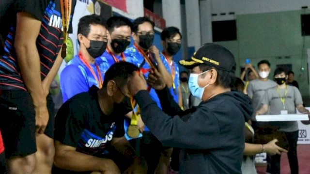 Bupati Soppeng Andi Kaswadi Razak, memakainan Medali kepada para pemenang Bhayangkara Cup I, Kamis (17/02/2022).