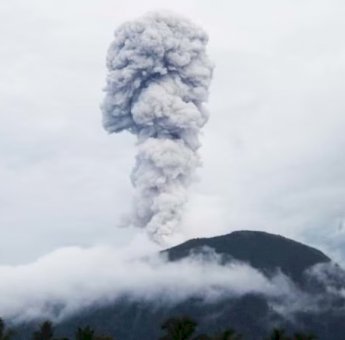 Erupsi Gunung Ibu Capai 800 Meter, Warga Diminta Tidak Beraktivitas di Radius 3,5 KM