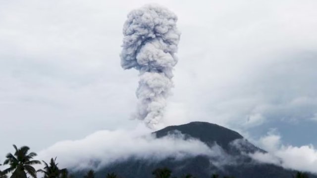 Erupsi Gunung Ibu Halmahera Barat, Maluku Utara, Jumat (18/02/2022) sekitar pukul 09.56 WIT. (Src. BMKG)