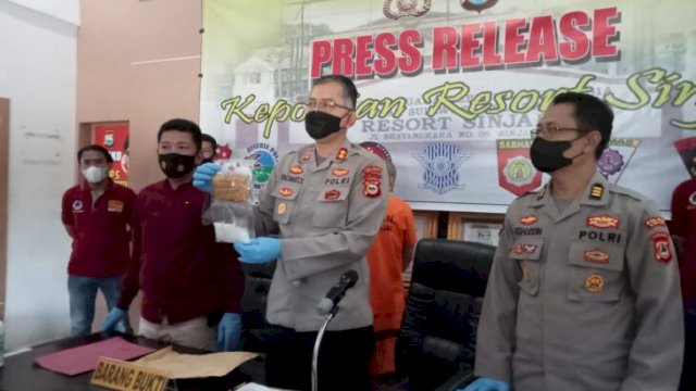 Kapolres Sinjai, AKBP Rachmat Sumekar saat menunjukkan Barang Bukti sabu seberat 99,50 gram, Jumat (18/02/2022).