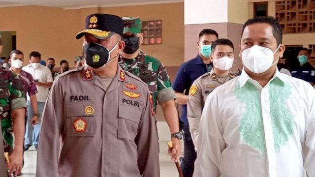 Kapolda Metro Jaya Irjen Pol Fadil Imran, saat meninjau vaksinasi serentak di Kota Tangerang, Jumat (18/02/2022). (Foto. Wahyu Widodo)