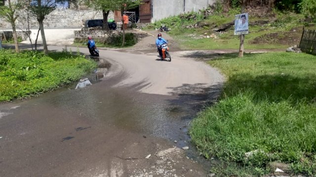 Kondisi Jalan Kayangan, Watansoppeng, Kabupaten Soppeng, Jumat (18/02/2022).