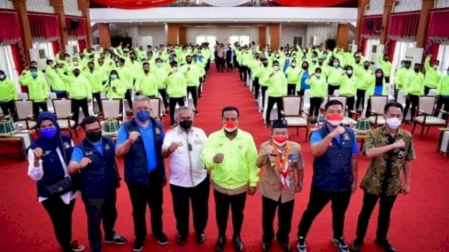 Plt Gubernur Sulsel Andi Sudirman Sulaiman (tengah), bersama para Atlet yang mengikuti PON di Papua.