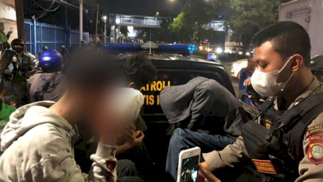 Empat Pelajar yang diamankan saat tawuran bawa Sajam kini diserahkan ke Polsek Tanjung Duren Jakarta Barat, Jumat (18/02/2022). (Istimewa)