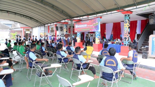 Petugas Lapas dan WPB saat menerima Vaksinasi Booster di Lapas Klas IIA Samarinda, Jumat (18/02/2022). (Istimewa)