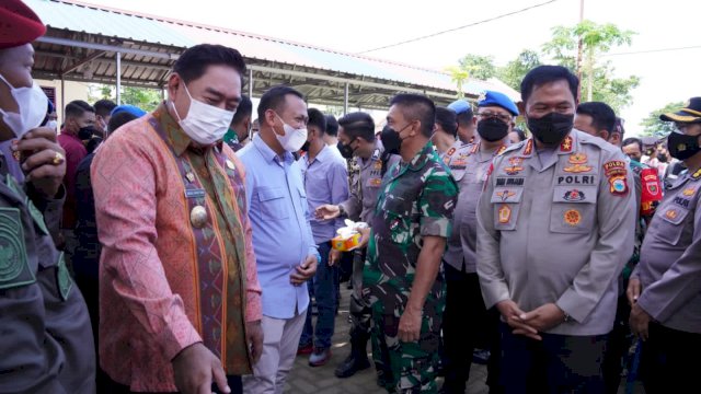 Polres Takalar menggelar Vaksinasi massal di SD No 115 Inpres Galesong, Kecamatan Galesong, Kabupaten Takalar, turut hadiriSekretaris Daerah Provinsi Sulsel Abdul Hayat Gani, Pangdam IV Hasanuddin Mayjen TNI Andi Muhammad dan Kapolda Sulsel Irjen Pol Nana Sujana, Jumat (18/02/2022). (Istimewa)