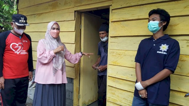 Bupati Luwu Utara Indah Putri Indriani, didampingi Camat Sukamaju saat menyerahkan kunci rumah kepada Sugiatmoadi (75) alias Mbah Nyahmun, Jumat (18/02/2022). (Foto. Bayu Firmansyah)