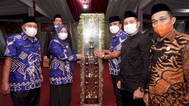 Pj Sekretaris Daerah Kabupaten Gowa, Kamsina, saat menutup pelaksanaan MTQ Ke-44 Tingkat Kabupaten Gowa di Lapangan Desa Pallantikang, Kecamatan Manuju, Jumat (18/02/2022). (Istimewa)