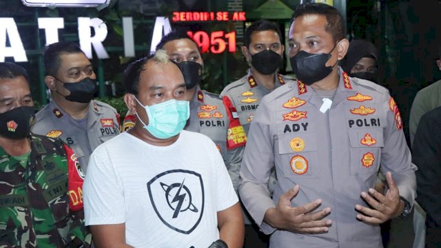 Komedian Azis Gagap bersama Kapolres Jakarta Barat Kombes Pol Ady Wibowo, saat menghadiri pelaksanaan vaksinasi malam hari di Sentra Kuliner Jakbar, Jumat (18/02/2022). (Foto. Humas Polres Metro Jakbar)