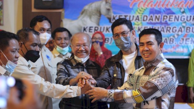 Bupati Jeneponto Iksan Iskandar dan Wakil Bupati Bulukumba Edy Manaf, bersama pengurus DPC Kerukunan Keluarga Bulukumba (KKB) Kabupaten Jeneponto Periode 2022-2027, saat Pelantikan, Jumat (18/02/2022). (Foto. Humas Pemkab Jeneponto)