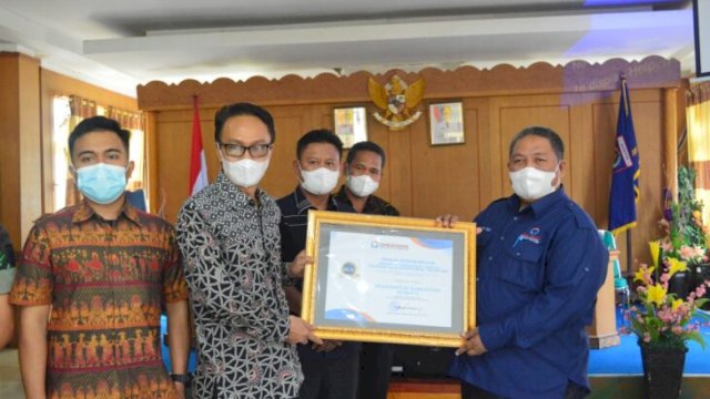Ketua Ombudsman Perwakilan Sulbar Lukman Umar, menyerahkan Piagam Penghargaan hasil Penilaian kepada Wakil Bupati Mamasa Wakil Bupati Mamasa Marthinus Tiranda, Jumat (18/02/2022). (Foto. Humas Pemkab Mamasa)
