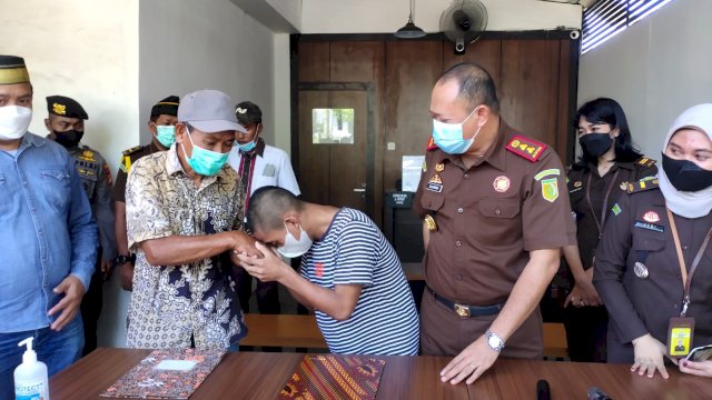 Pelaku Pencuri Motor Muhammad Arham (17), mencium tangan Mahaming Dg Nanjeng yang merupakan korbannya usai Dimediasi oleh Kepala Kejaksaan Negeri Takalar, Salahuddin. Muhammad Arham dibebaskan Karena Restorative Justice. (Foto. Kejaksaan Negeri Takalar)