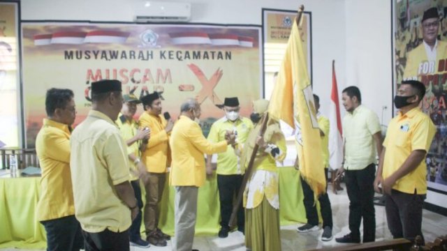 Ketua DPD II Golkar Jeneponto Iksan Iskandar, menyerahkan petaka kepada Ketua Pincam Kecamatan Batang Satriani, saat Muscam di Ruangan Rapat DPD II Golkar Jeneponto, Kelurahan Empoang Kecamaan Binamu, Sabtu (19/02/2022). (Istimewa)