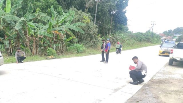 Pilisi dari unit Laka Lantas Polresta Samarinda melakukan olah TKP di Lokasi kecelakaan yang menewaskan balita berusia 3 tahun. (Istimewa)