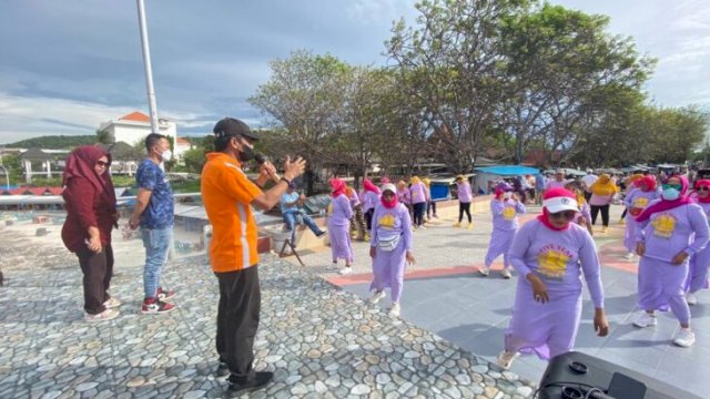 Kadis Parpora Bulukumba me-launching senam We Love Bulukumba di kawasan pantai Bira, Minggu (20/02/2022). (Istimewa)