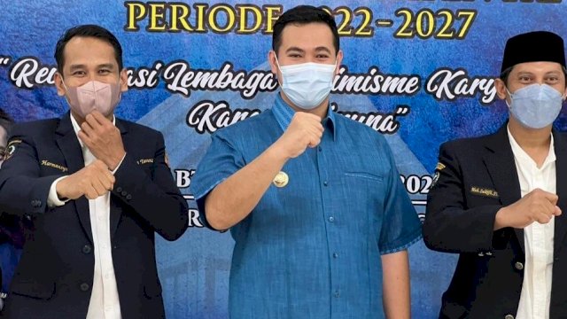 Bupati Pangkep Yusran Lalogau (tengah), bersama Ketua Karang Taruna Sulsel Harmansyah dan Carateker Karang Taruna Pangkep Muhammad Zulkifli, saat Temu Karya, Sabtu (19/02/2022). (Istimewa)