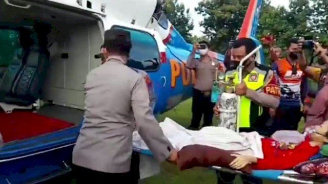 Jajaran Anggota Polres Rembang Jawa Tengah, membawa Sinta Auli Maulidia naik ke Helikopter dibawa ke Jakarta untuk mendapatkan bantuan Medis di Rumah Sakit Polri, Sabtu (19/02/2022). (Foto. Humas Polri)