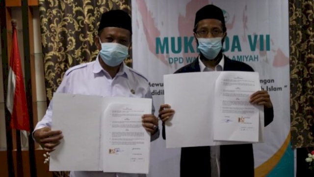 Penandatanganan MoU antara Asisten Bidang Pemerintahan Pemkab Pasangkayu, Badaruddin, dengan Ketua DPD Wahdah Islamiyah Pasangkayu Ustadz Umar, Minggu (20/02/2022).