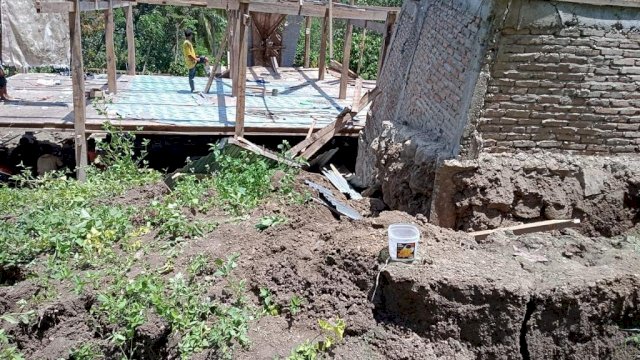 Rumah Warga di Kabupaten Tana Toraja yang terdampak longsor, Minggu (20/02/2022). (Istimewa)